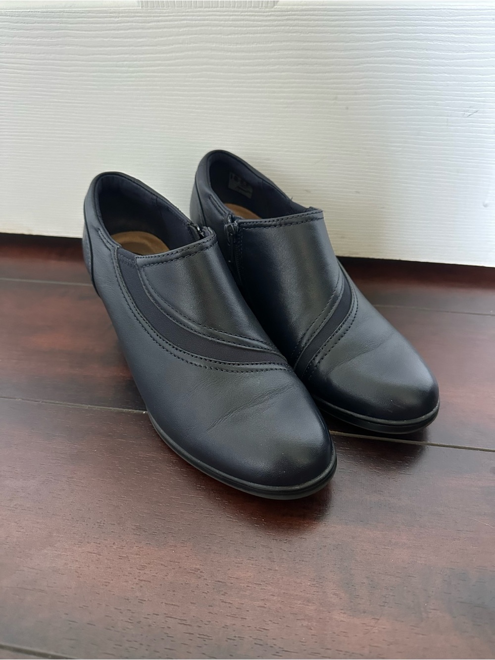 Size 7.5 Clarks Women’s Emslie Monet Navy Leather Comfort Block Heel Shoes - Picture 2 of 8